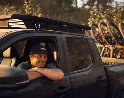 Een close-up van een dakdrager accessoire component op het dak van een voertuig.