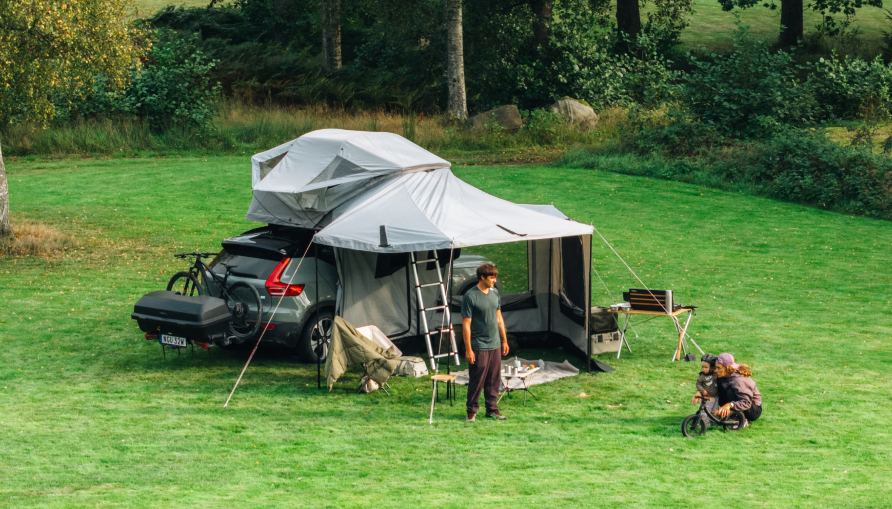 Thule-Dachzelt auf einem Auto auf einem Campingplatz aufgebaut