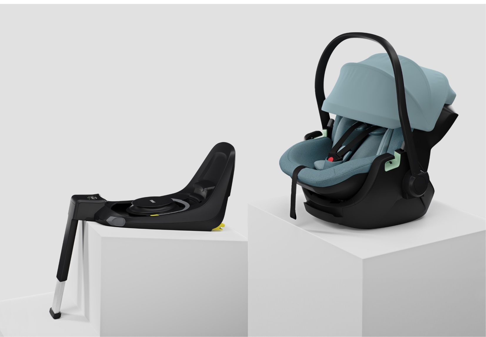 База Thule ISOFIX установлена рядом с детским автомобильным креслом для новорожденного Thule на отдельном пьедестале. 
