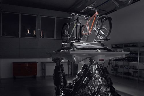 Um suporte de bicicleta da Thule está a ser testado numa simulação de desgaste devido à utilização no Thule Test Center.