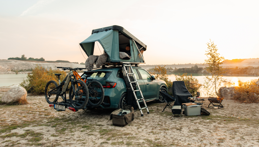 Auto met een Thule-daktent opgezet bij het water