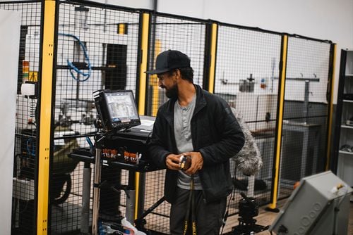 Se prueba un asiento de bicicleta para niños en el Thule Test Center para una prueba de caída.