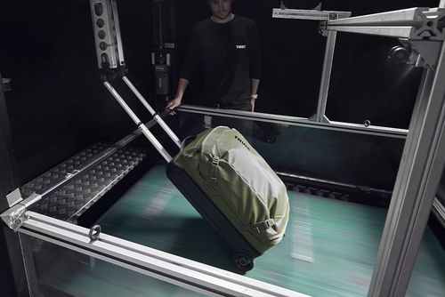 Se prueba una maleta Thule en el Thule Test Center para una prueba de durabilidad.