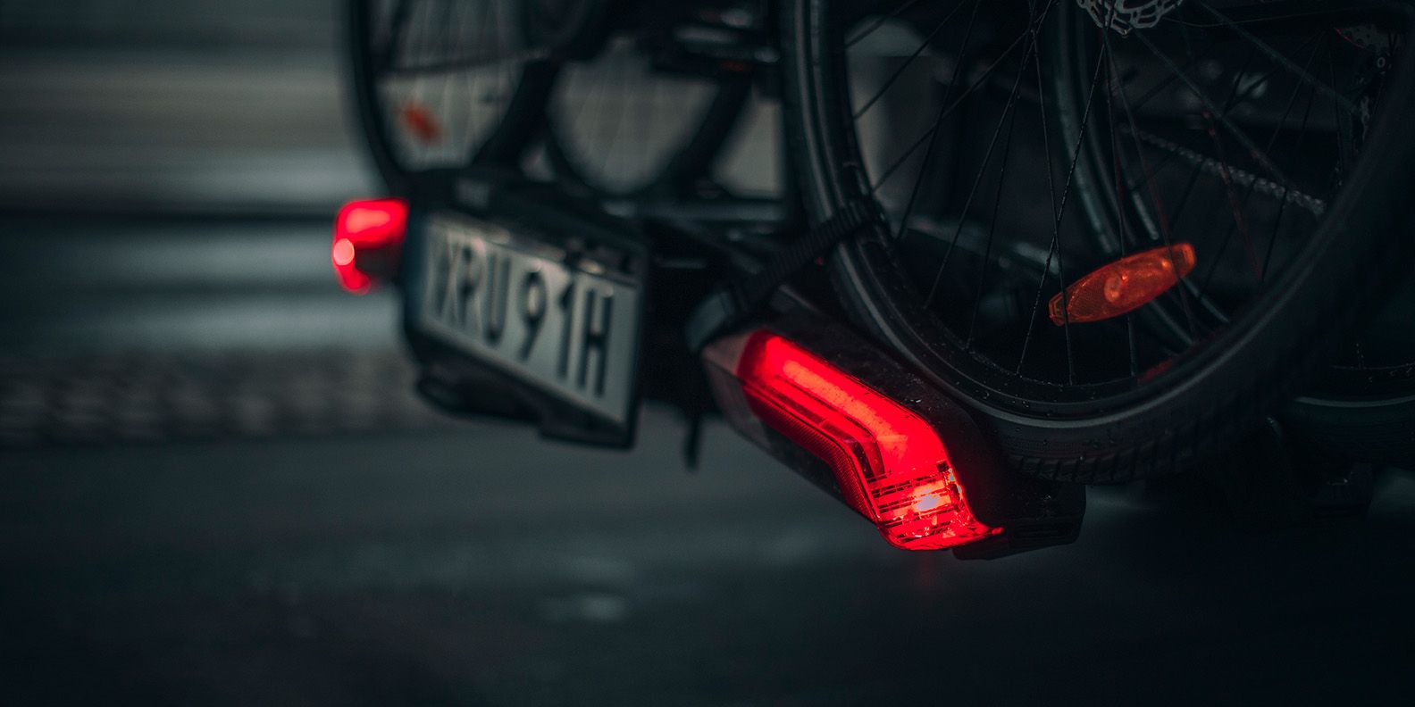Close up of Thule Epos showing the integrated taillights and license plate lights