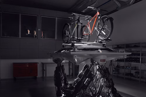 Un portabici Thule viene sottoposto a una simulazione di usura presso il Thule Test Center.