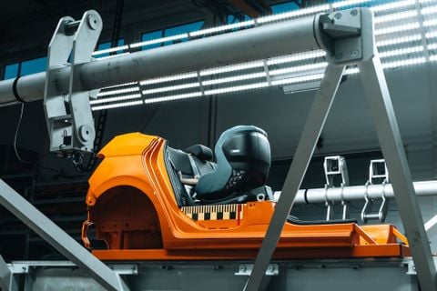 Un seggiolino da auto sottoposto a crash test su un apposito banco prova per valutarne le prestazioni di sicurezza.
