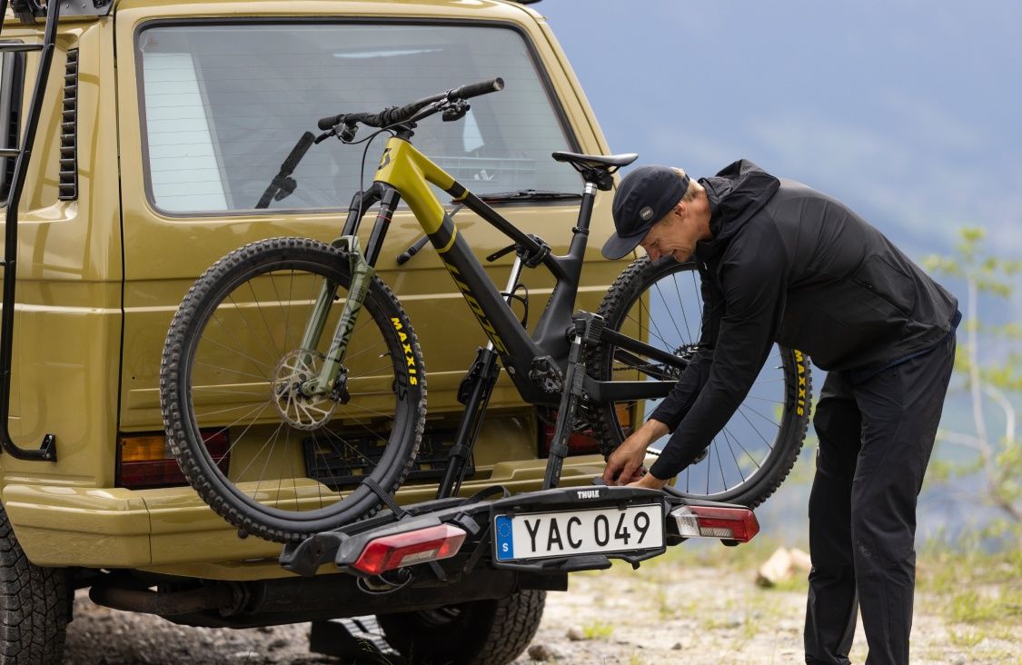 Martin Söderström attaches a bike to a Thule bike rack on the back of a van.