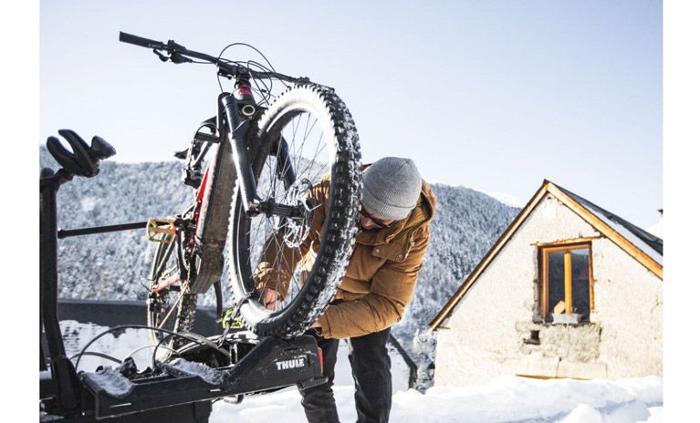 Xavier De Le Rue mounts an MTB bike on a Thule bike rack for some winter mountain biking.