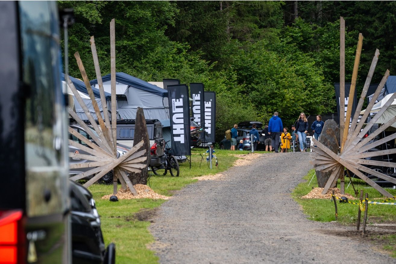 インスブルックで開催された「Adventure Life by Thule」イベントでウォーキングを楽しむ参加者たち。