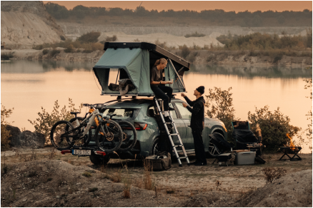 Thule šator na krovu postavljen na automobilu u zalazak sunca