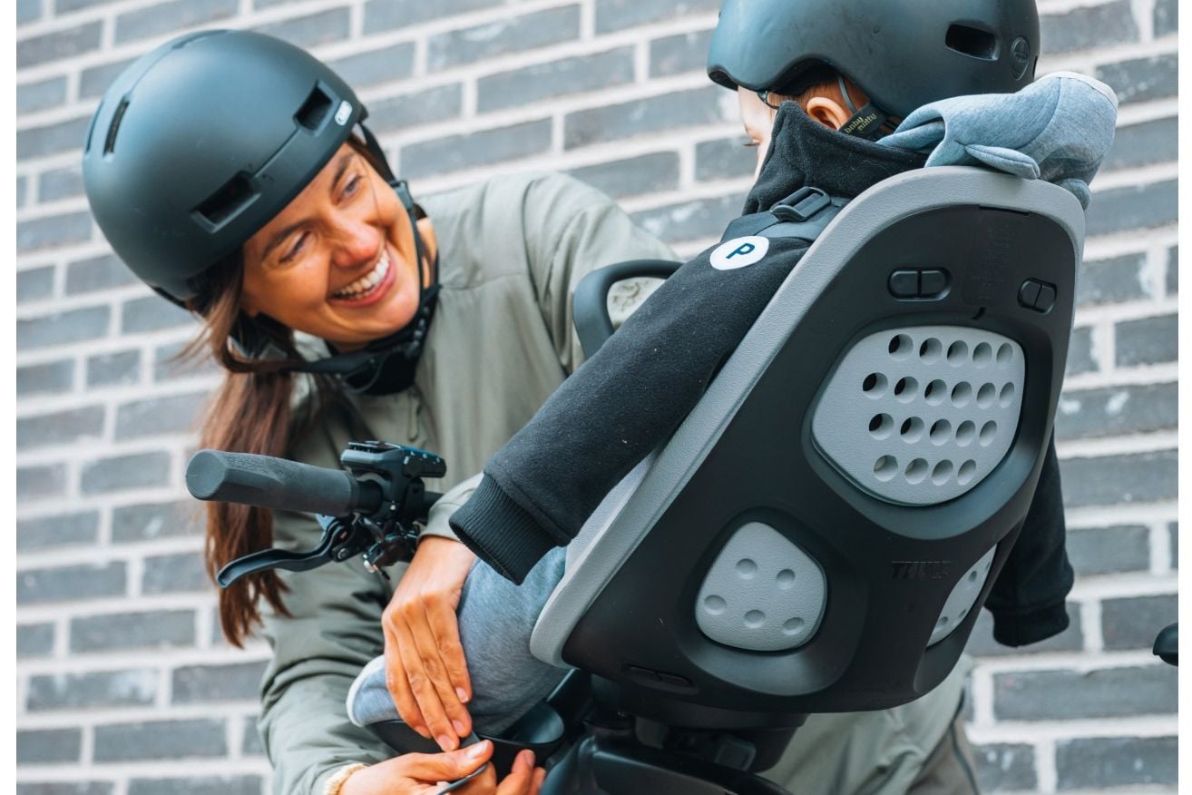 Bicicleta longtail com um assento infantil Thule montado na frente e um assento infantil montado na traseira.