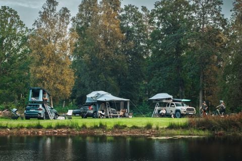 Thule-Dachzelte auf einem Campingplatz am Wasser aufgestellt
