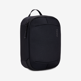 Um organizador de viagem Thule preto com um fundo cinza. 