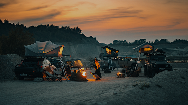 Thule daktenten opgezet op een camping bij zonsondergang