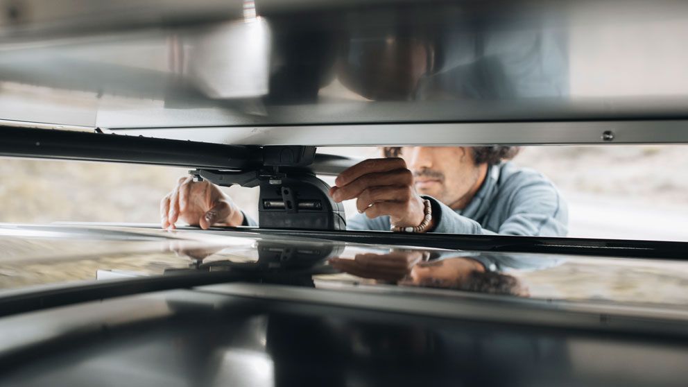 Un hombre nos muestra cómo instalar una carpa de techo en el automóvil usando los soportes de montaje Thule.
