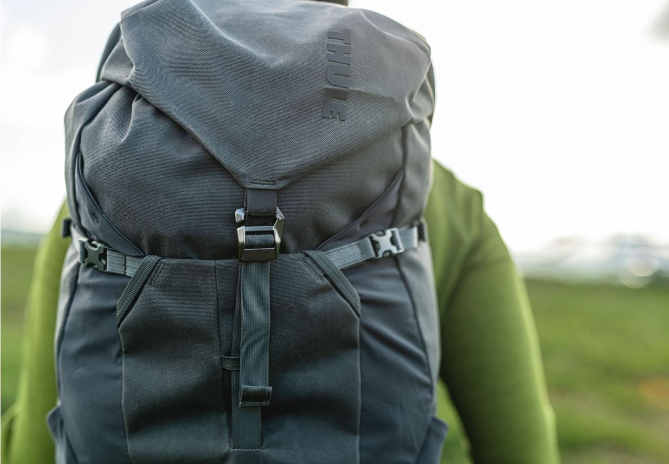 ダークグレーのThule Topioバックパックのクローズアップ写真。