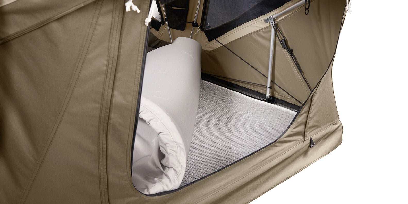 Thule Approachルーフトップテント内部、結露防止マットのクローズアップ