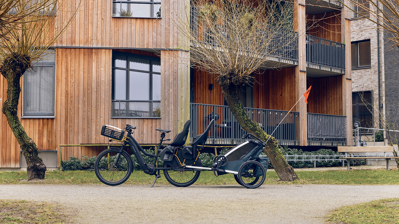 Rower longtail z dwoma fotelikami Thule i Thule Chariot.