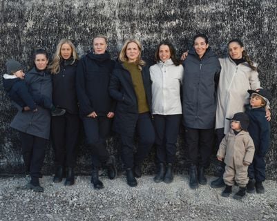 Ambasciatori Thule con le loro famiglie in piedi all'aperto.