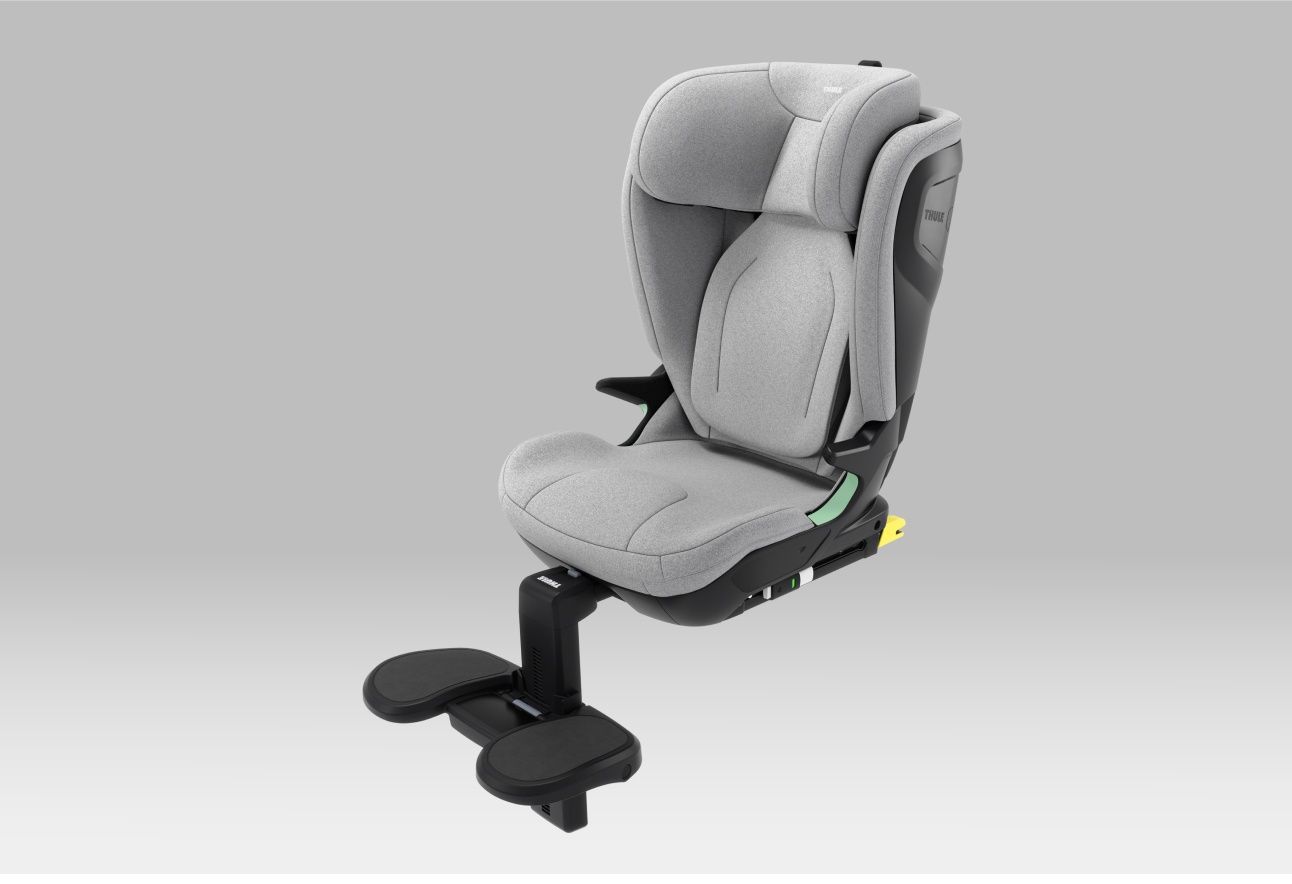 Korotettu Thule Palm -turvaistuin valkoista taustaa vasten.