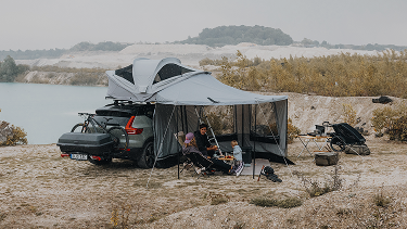 Tenda sul tetto Thule Approach 2 montata con una tenda vicino all'acqua