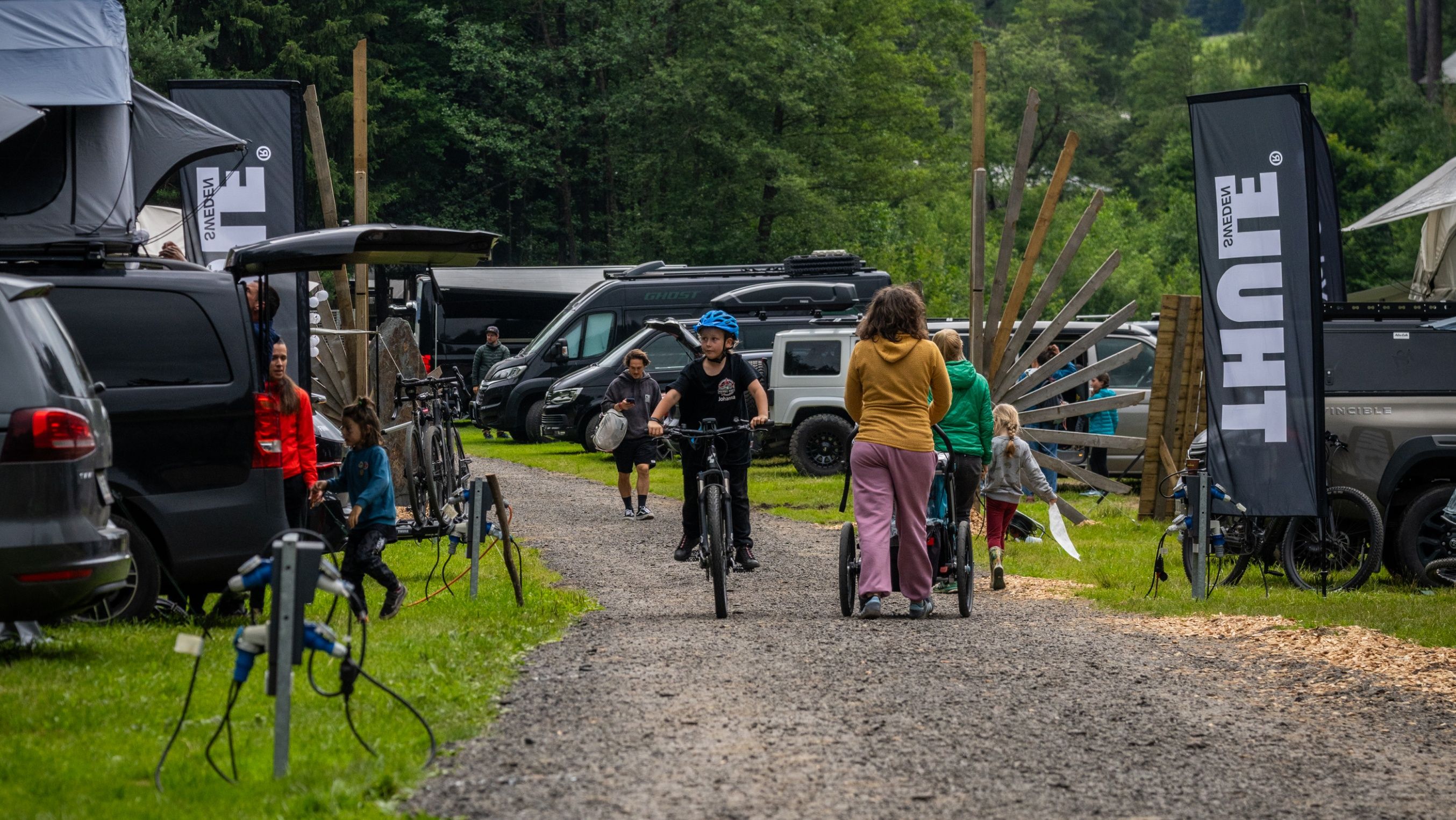 Partecipanti che camminano e vanno in bici all'evento Adventure Life by Thule a Innsbruck.