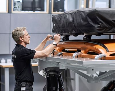 Thule-teammedlem installerer et taktelt på en bil før testing ved Thule Test Center.