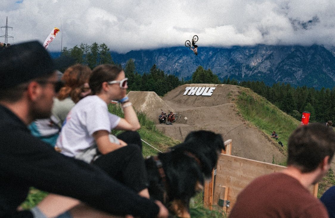 Dei partecipanti assistono alla gara di slopestyle Thule presso il festival Crankworx di Innsbruck.