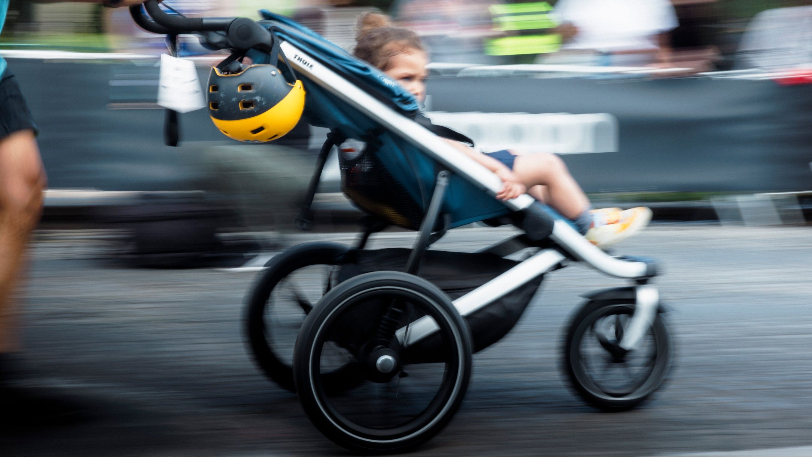 パリで開催されたAdidas 10Kベビーカーレースに、Thule Urban Glide ベビーカーで参加する参加者。