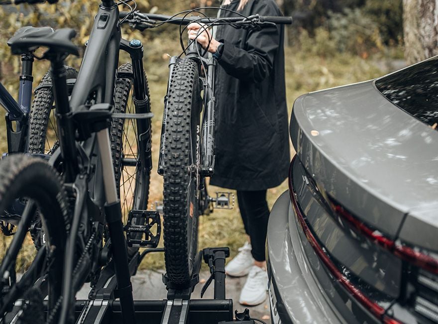 Primo piano di due bici montate sul portabici Thule Epos.