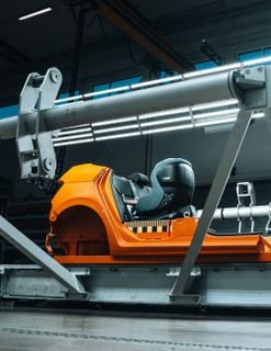 Un seggiolino da auto sottoposto a crash test su un apposito banco prova per valutarne le prestazioni di sicurezza.