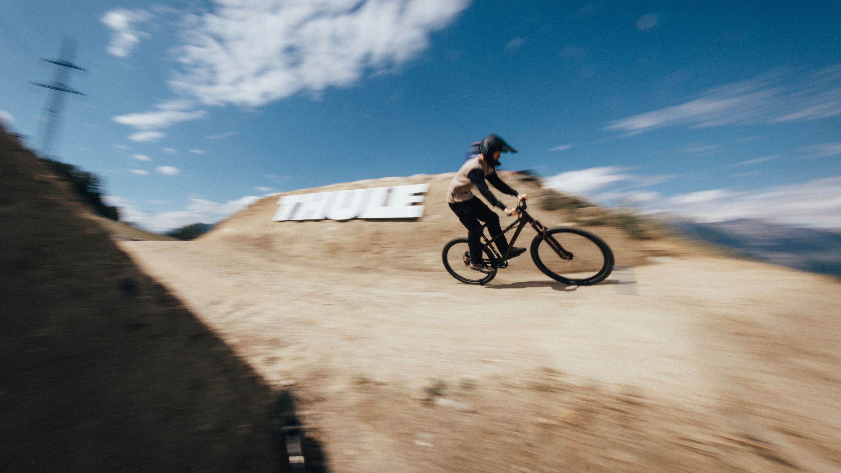 Concursante en una bicicleta de montaña por un sendero de Thule en el festival Crankworx de Innsbruck.