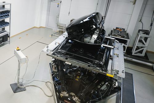 一個 Thule 車頂箱正在 Thule Test Center 進行磨損模擬。
