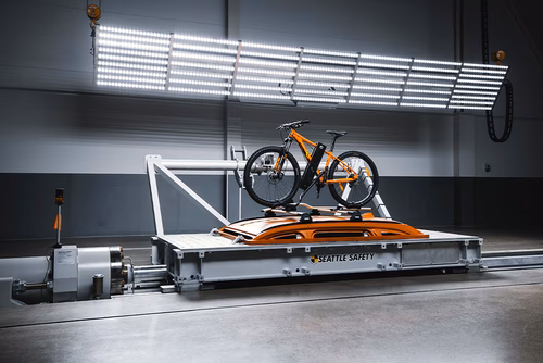 Un portabici viene sottoposto a un crash test presso il Thule Test Center.