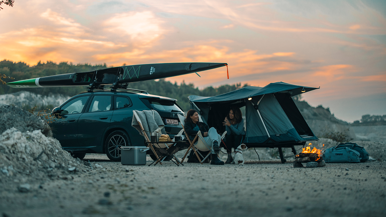 Tenda sul tetto Thule con tenda e campeggio allestiti sulla spiaggia