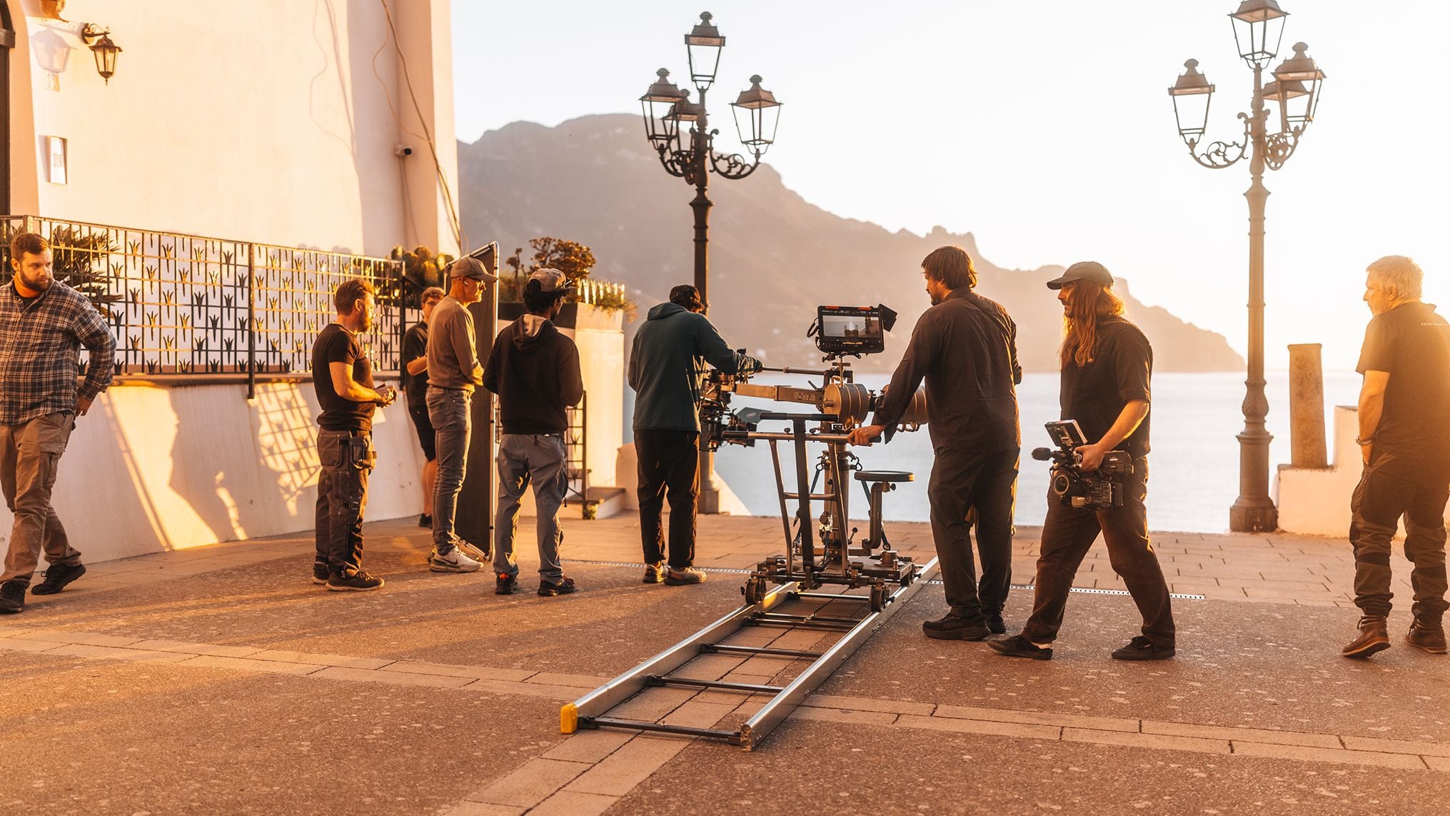 Die Thule Crew, das Produktionsteam von Adventure Production und ein Regisseur stellen sich in Amalfi hinter die Kameras und halten die Reise der Taschen fest.