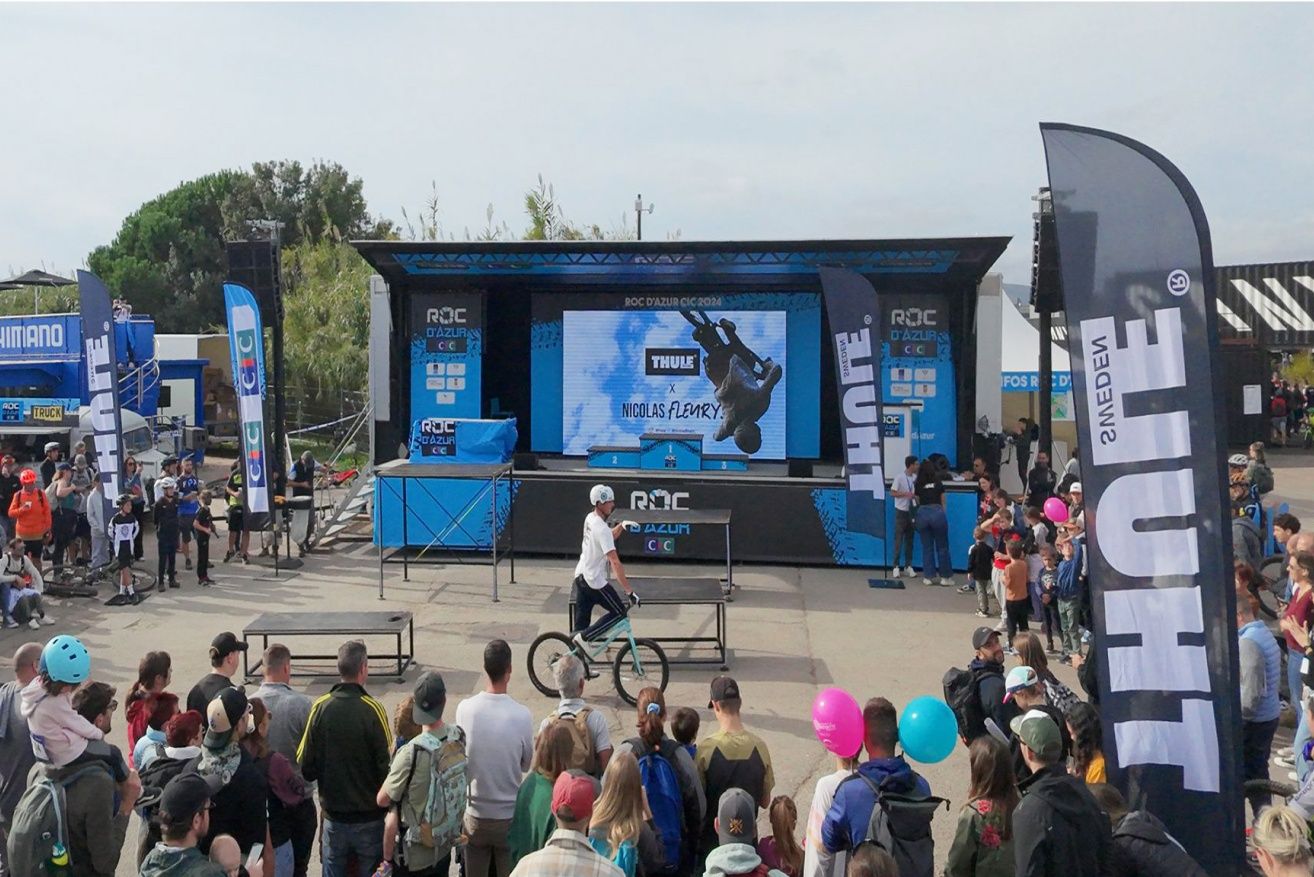 L'ambassador Thule Nicolas Fleury dimostra le sue capacità in mountain bike presso l'evento Roc d'Azur nel sud della Francia.