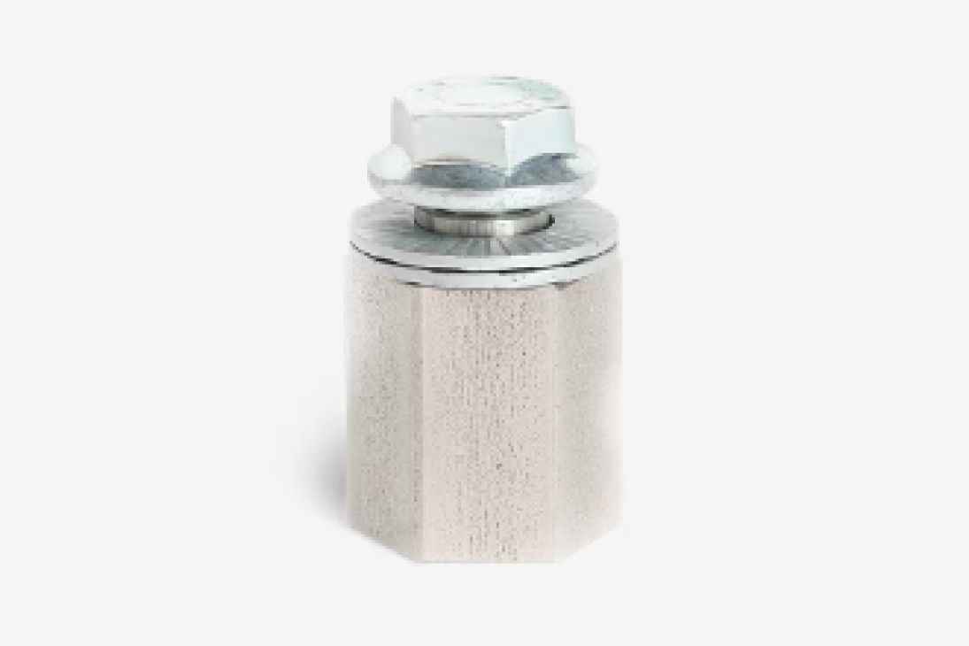 Close-up do adaptador interno de engate do cubo da Thule contra um fundo branco simples.