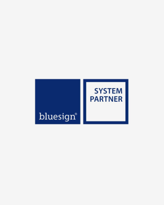 Na světle šedém pozadí je modré pole s bílým nápisem "bluesign" dole vlevo a bílé pole s modrým nápisem "SYTEM PARTNER" nahoře vpravo. 
