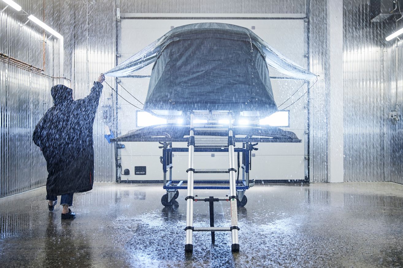 Thulen kattoteltta testataan lämmön ja kylmän osalta Thulen testikeskuksessa.