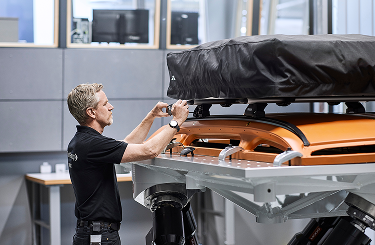 Thule-teammedlem installerer et taktelt på en bil før testing ved Thule Test Center.