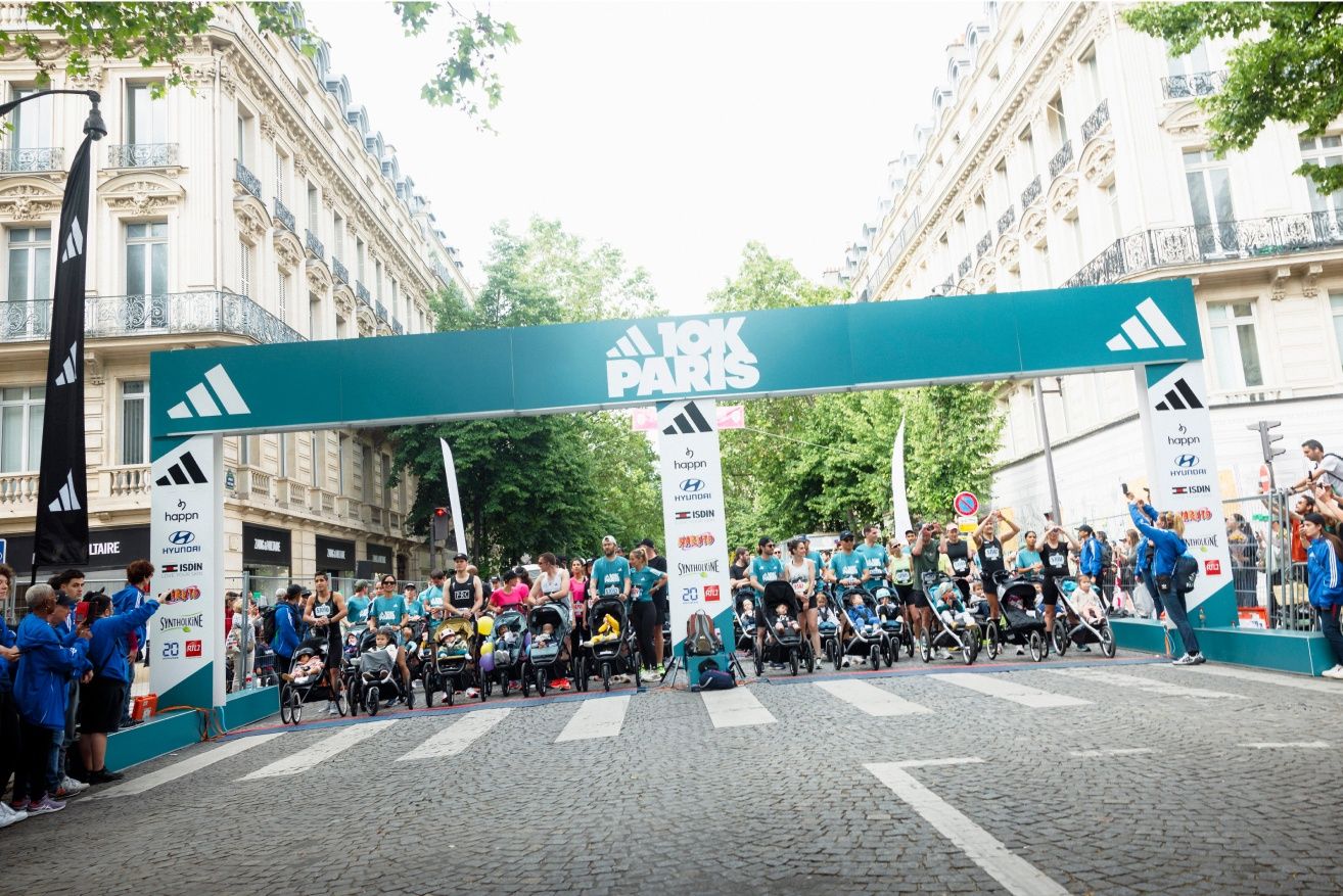 Adidas Paris 10Kで、Thuleベビーカーレースのスタートラインにいる参加者。
