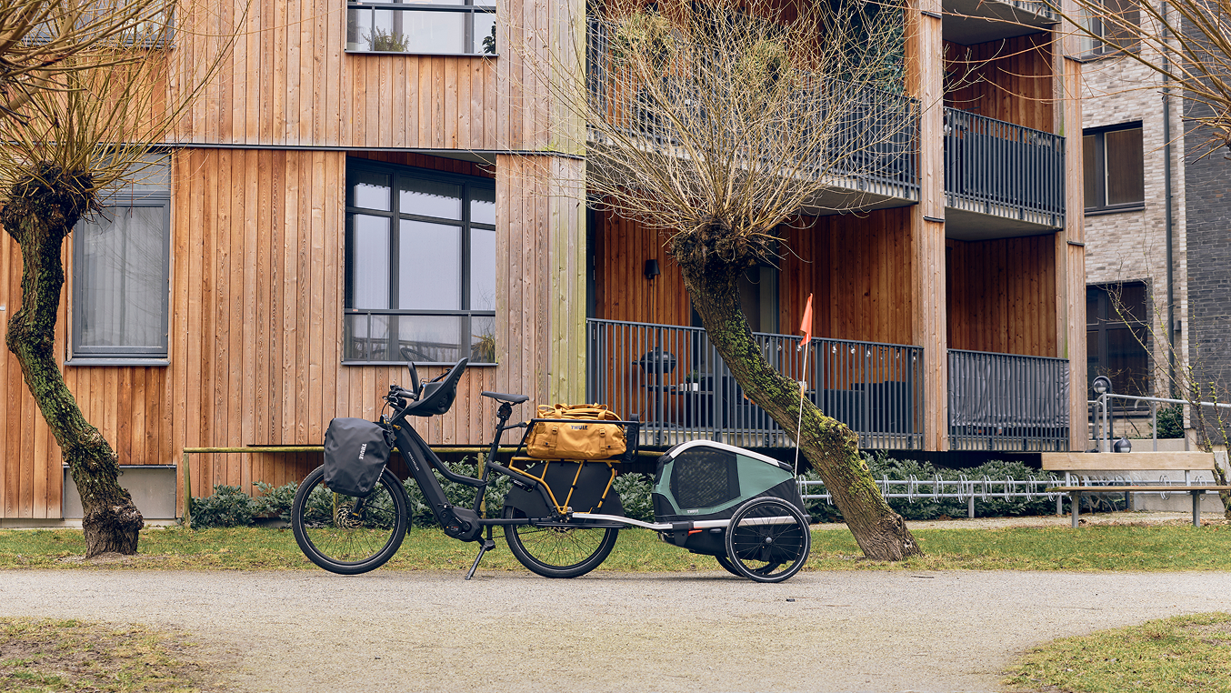 Longtail-cykel med Thule barnesæde og Thule Bexey.