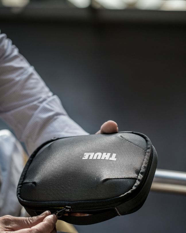 Et nærbilde av noen som holder en Thule-organisator.