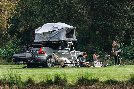 Campingplats på taket i naturen vid en sjö