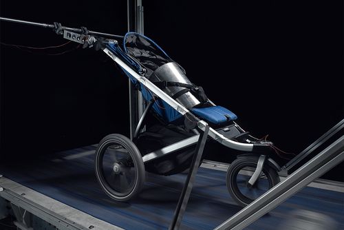 Una silla de paseo para correr Thule se somete a una prueba de durabilidad en el Thule Test Center.