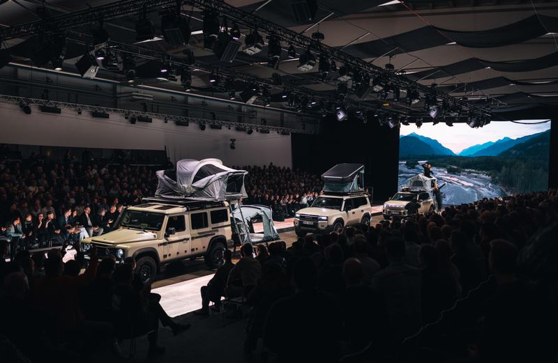 一條汽車走道，載有各種 Greem 車輛，裝載著 Thule 裝備