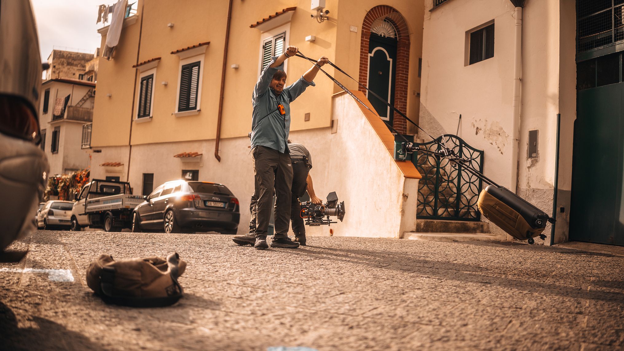 Üks produktsioonimeeskonna liige kiigutab Thule Aion kotti, samal ajal kui teine jäädvustab liikumist kaameraga, äratades ellu loo Amalfi tänavatel.