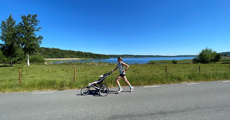 Dr. Åsa Lundström tar en löptur med sitt barn i en Thule joggingvagn.