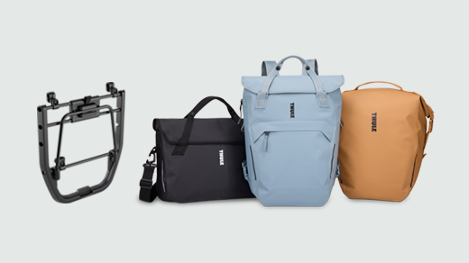 Um painel de bloqueio Thule fica ao lado de 3 bolsas Thule Shield contra um fundo cinza. 